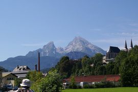 Berchtesgaden
Hofbrauhaus - Netto-Markt - Stiftskirche
Court Brewery - Netto-marked - Abbey Church
Watzfamily: -Frau -Kinder -Mann / -wife -kids -man