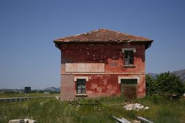 Abruzzo - Piana di Navelli - strada statale abruzzese
casa contoniera