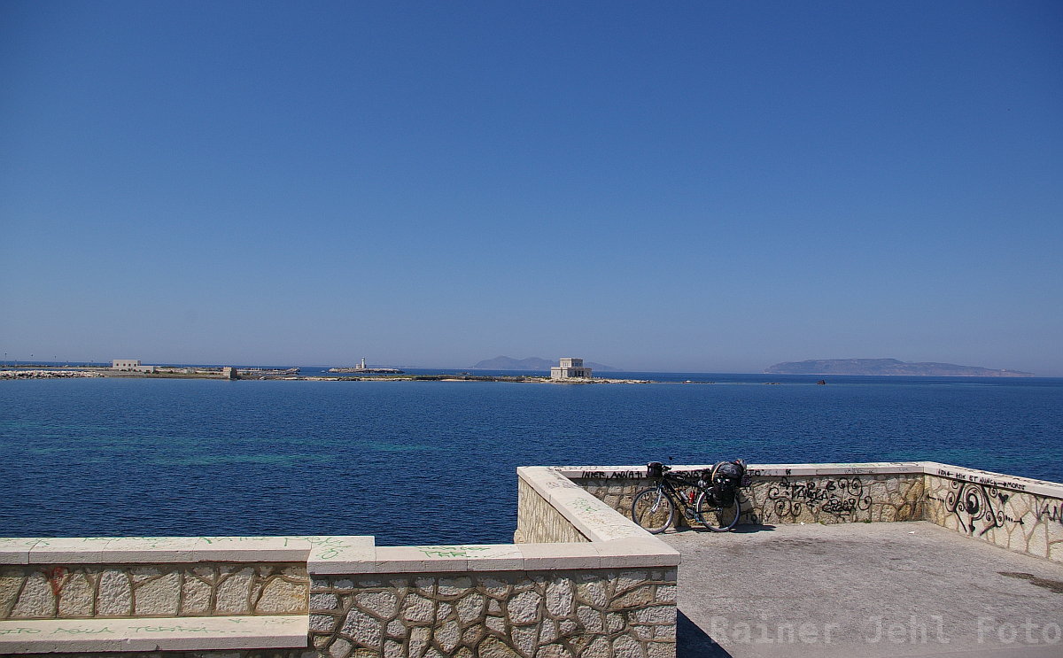Isole Favignana e Levanzo 
von / viewed from Torre di Ligny