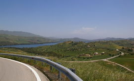 bei/near Agira
Monti Erei - Lago di Pozzillo - Etna