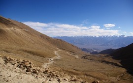 South Pullu (far down / tief unten, ca. 4.650 m)
Indus Valley
Zanskar Range
Matho Kangri (left/links, 5.860 m)
Stok Kangri (right/rechts, 6.121 m)