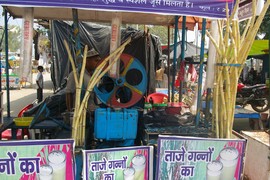 Piran Kaliyar
sugar cane juice
Zuckerrohrsaftmaschine (Diesel)