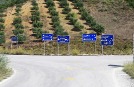 bei/near Strovles